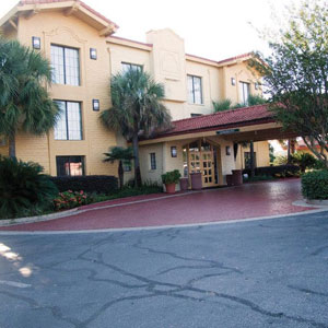 Building front of the La Quinta Inn Pensacola, FL