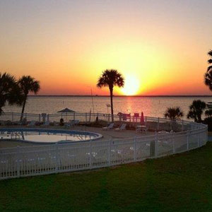 View of Quality Inn & Suites Gulf Breeze's pool and beach